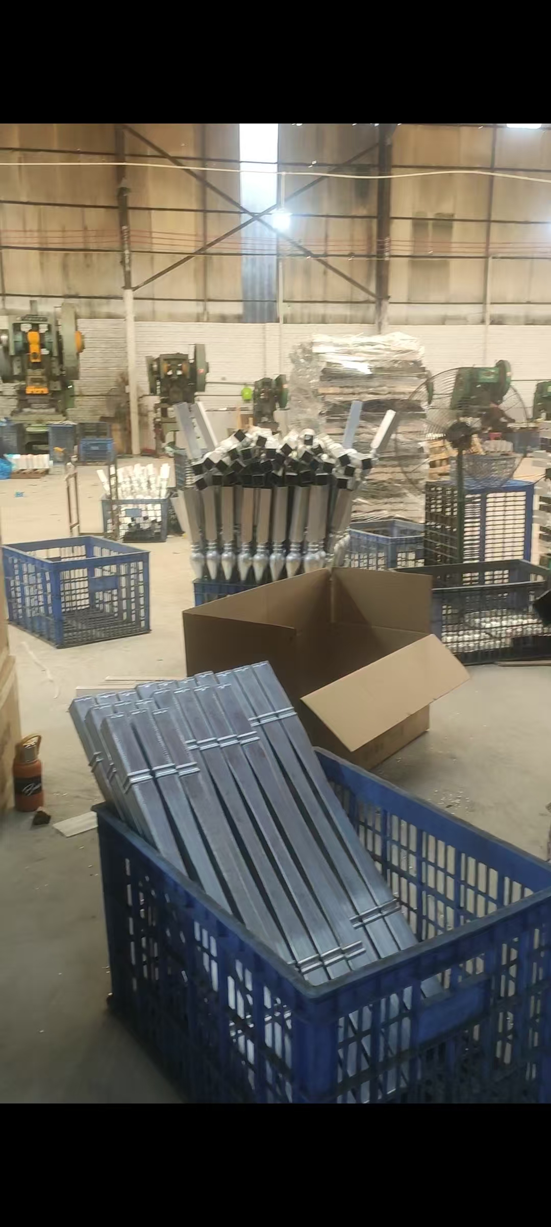 铝合金罗马柱激光焊接机现场图