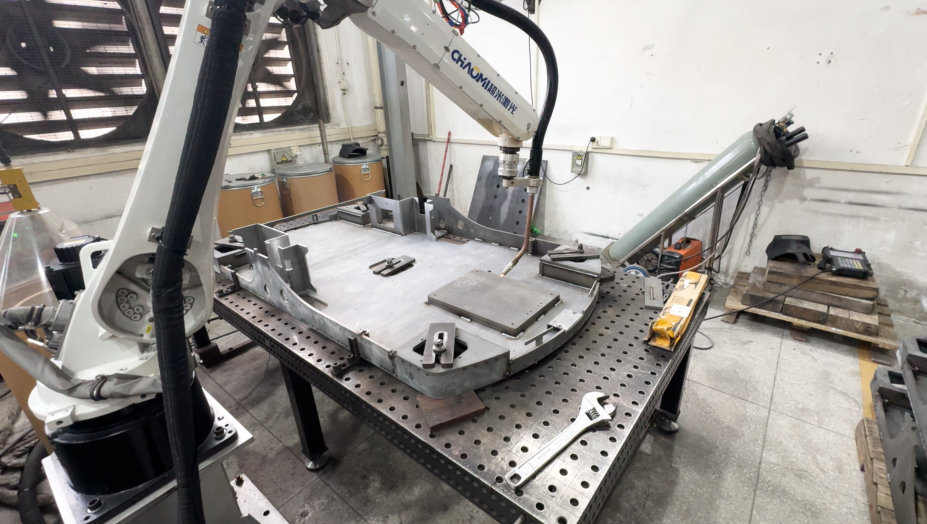 二保焊机械臂焊接汽车底盘现场