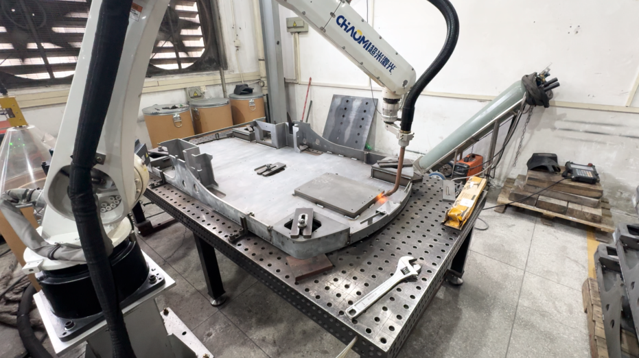 超米二保焊机器人焊接汽车底盘现场